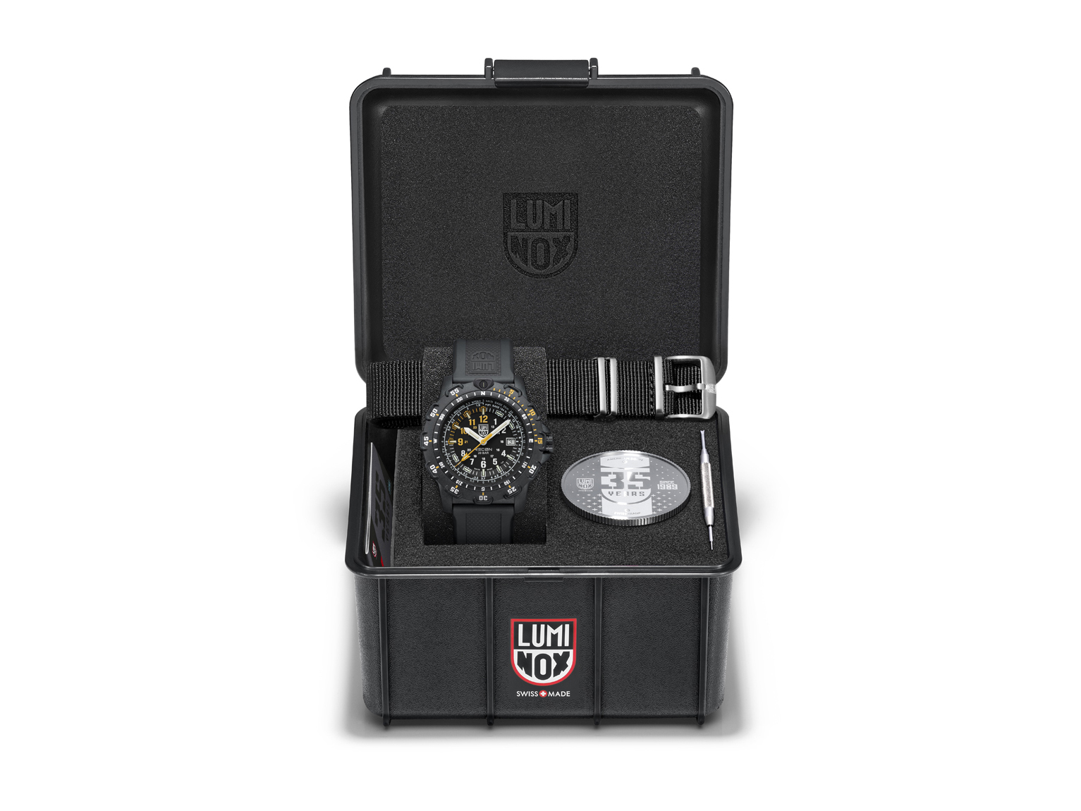 Luminox Uhr XL.8825.H.SET im schwarzen Gehäuse, präsentiert in einer robusten Box, ausgestattet mit zusätzlichem Armband und Zubehör, ideal für den Outdoor-Einsatz und stilbewusste Träger.