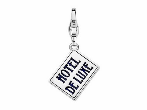 Ein silberner Charm von Ti Sento mit dem Aufdruck Hotel de Luxe, in eleganter Form gestaltet und ideal für Armbänder oder Ketten. Der Charm strahlt einen hochwertigen und stilvollen Look aus.