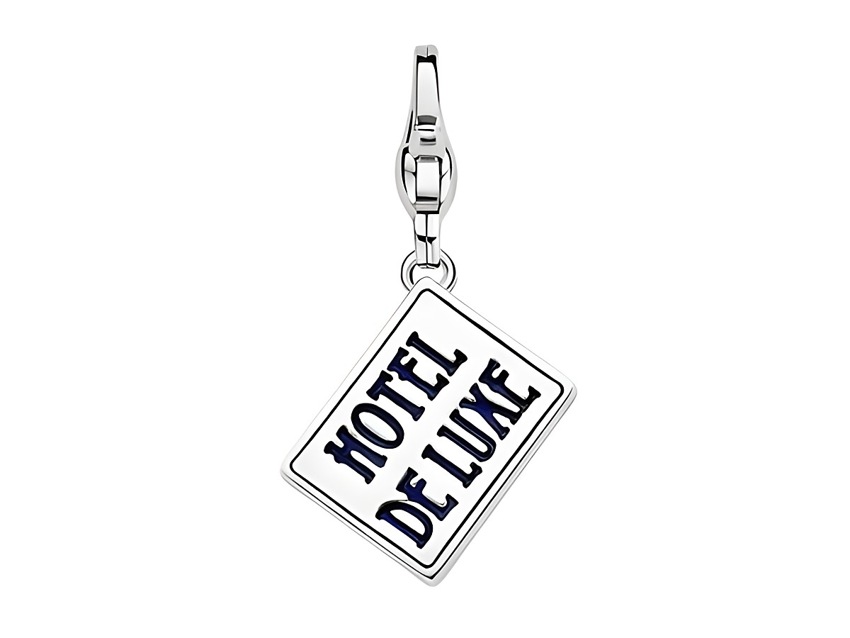 Ein silberner Charm von Ti Sento mit dem Aufdruck Hotel de Luxe, in eleganter Form gestaltet und ideal für Armbänder oder Ketten. Der Charm strahlt einen hochwertigen und stilvollen Look aus.