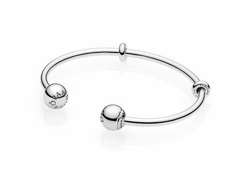 Silberner PANDORA Armreif mit Logo-Kugelverschluss, offen designte Form, elegant und modern, ideal für individuelle Charms, Hersteller: Pandora, Stilvolles Accessoire für jeden Anlass.