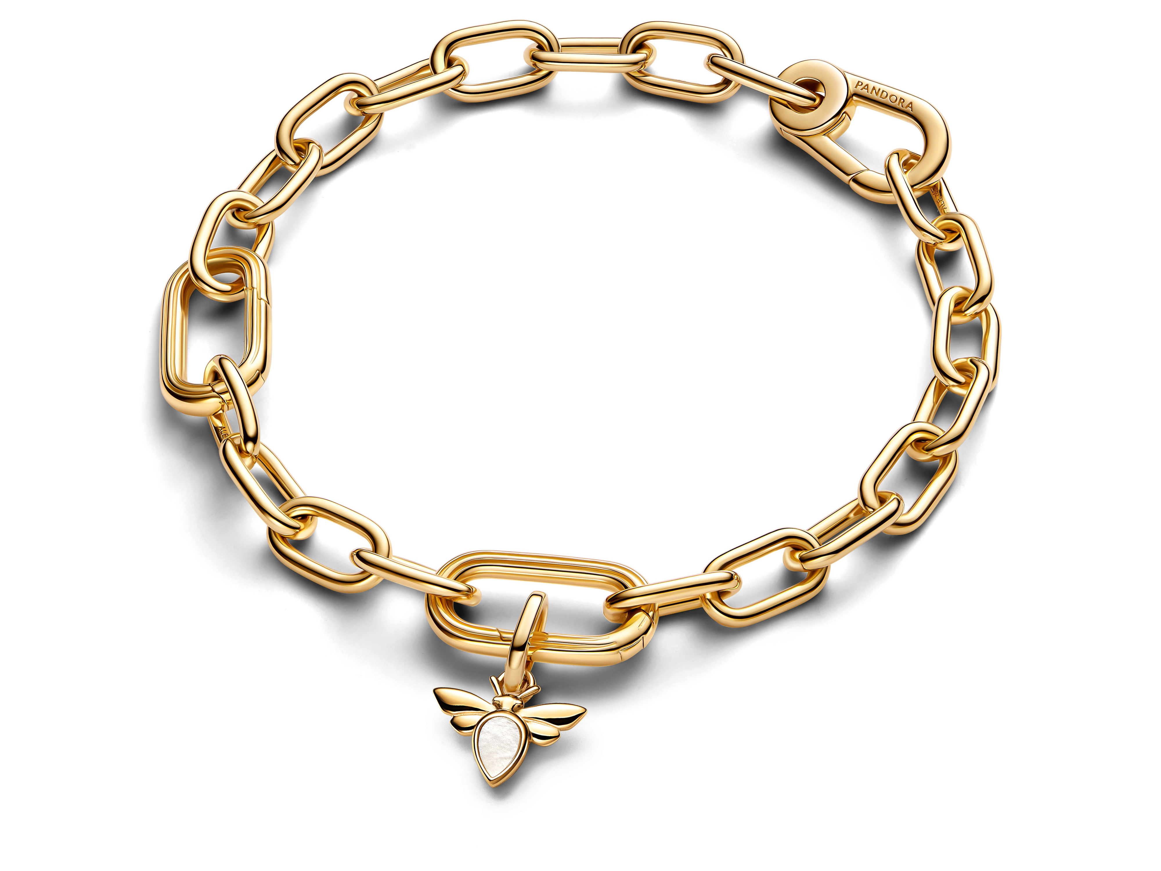 Eine goldene Kette mit großen Gliedern und einem Anhänger in Form einer weißen Biene, gefertigt aus synthetischem Perlmutt und vergoldetem Metall, von Pandora.