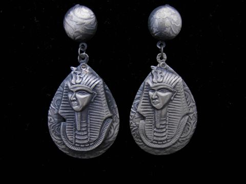 Silberfarbene Ohrringe Pharao von Juwelier Harnisch, mit detaillierter Darstellung eines Pharaos und passenden Ear Cuffs, perfekt für modebewusste Trägerinnen.