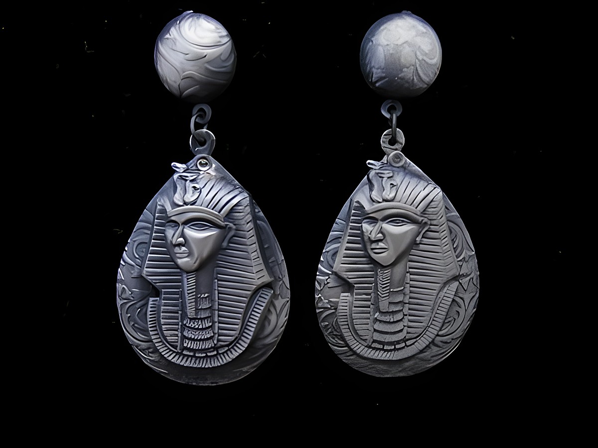 Silberfarbene Ohrringe Pharao von Juwelier Harnisch, mit detaillierter Darstellung eines Pharaos und passenden Ear Cuffs, perfekt für modebewusste Trägerinnen.