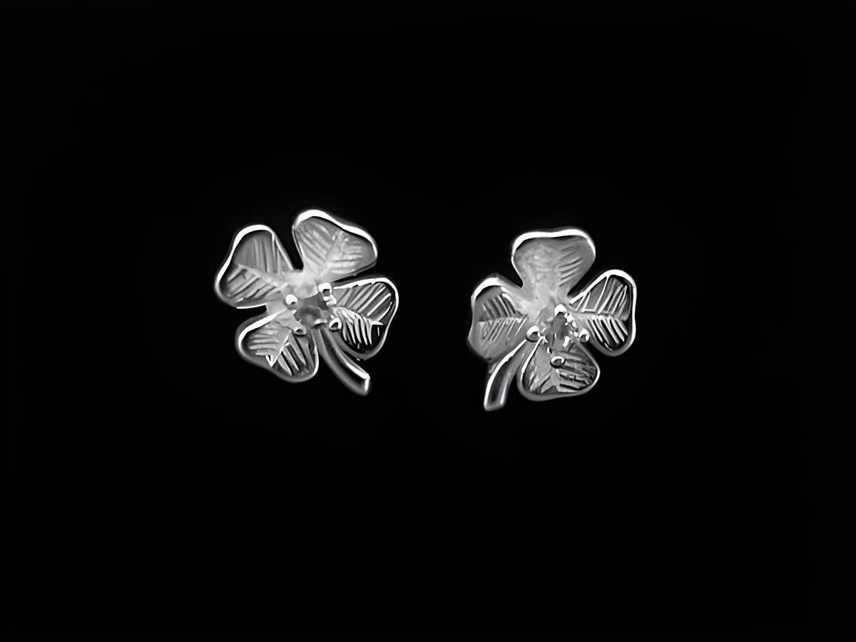 Silber Ohrstecker Kleeblatt Glücksbringer teilmattiert mit Zirkonia von Juwelier Harnisch, elegantes Design und funkelnde Akzente, perfekt für jeden Anlass.