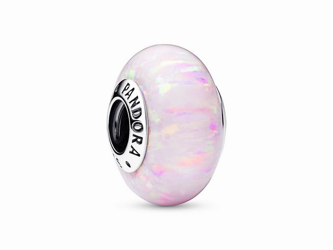 791691002-0 Schillerndes rosafarbenes Charm aus Sterling Silber mit synthetischem Opal in Pink von Pandora, verziert mit feinem Murano-Glas, glänzt durch seine ansprechende Farbgebung und elegante Form.