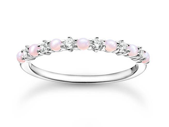 Schmaler Thomas Sabo Charming Ring aus Sterling Silber mit runden Glas-Keramik Steinen in zartem Rosa und funkelnden Zirkonia, Größe 56. Elegant und zeitlos.