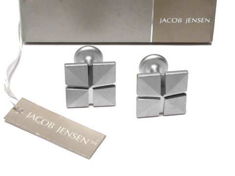 Jacob Jensen Manschettenknöpfe aus 925 Sterling Silber, elegant mit geometrischem Design, präsentiert in der Originalverpackung von Juwelier Harnisch.