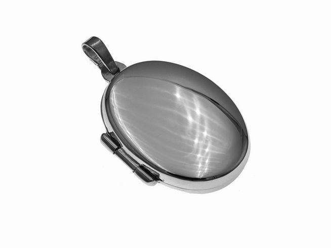 Silber Medaillon oval in klassisch schlichter Form, rhodiniert, hergestellt von Juwelier Harnisch, in edlem Design mit feiner Oberfläche und praktischem Verschluss.