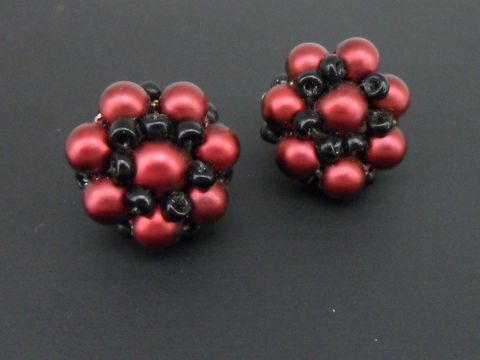 71735-0 Dunkelrot-schwarze blumige Ohrclips mit goldfarbenen Details und seidenmatten synthetischen Zuchtperlen, hergestellt von Juwelier Harnisch.