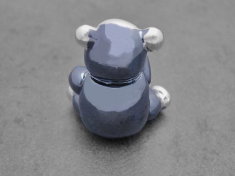 Silberne Teddybär Figur stehend, rhodiniert und plastisch, Größe 33 mm, elegant und detailliert gefertigt, ideal als Schmuckstück oder Geschenk von Juwelier Harnisch.