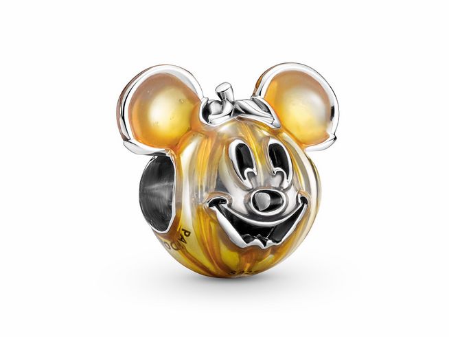 Mickey Mouse Kürbis Charm aus Sterling Silber mit orangefarbener Emaille, zeigt ein lächelndes Mickey-Gesicht mit Ohren in Kürbisform, ideal für Disney-Fans und Schmuckliebhaber.