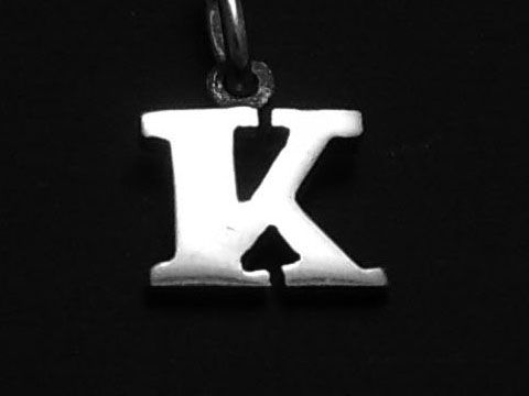 925 Sterling Silber Druck-Buchstaben Anhänger mit dem Buchstaben K, hergestellt von Juwelier Harnisch, elegant und schlicht gestaltet, ideal für individuelle Schmuckstücke.