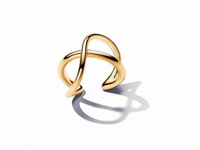 Organisch geformter Unendlichkeit Ear Cuff aus gelbgoldvergoldetem Metall von Pandora, elegant und modern gestaltet, zeigt fließende Linien und sanfte Kurven, ideal für stilbewusste Anhänger.