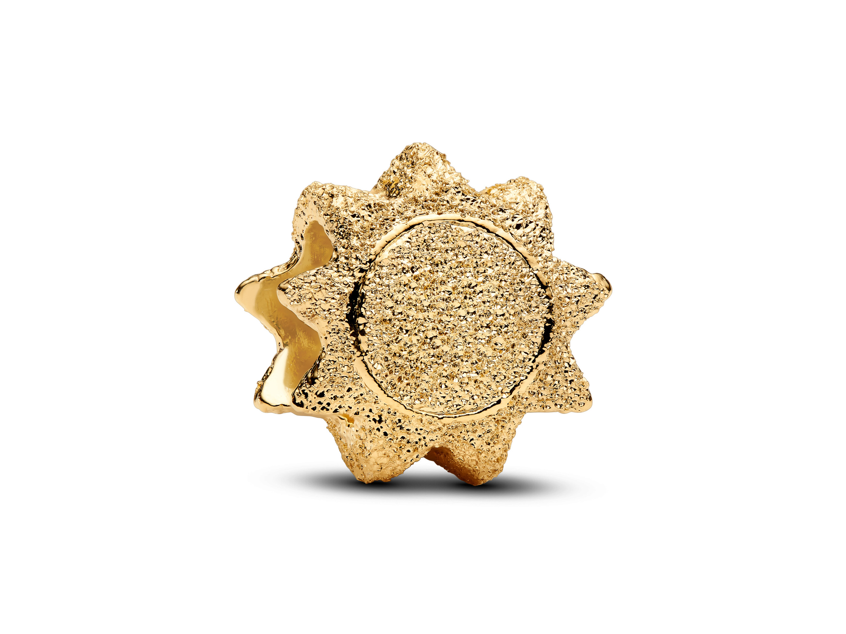Strukturierter Sonnen Mini-Charm aus vergoldetem Edelstahl in Gelbgold von Pandora, ideal für Ihre Schmuckkollektion und perfekt als Geschenk oder zur eigenen Freude. Neuheiten.