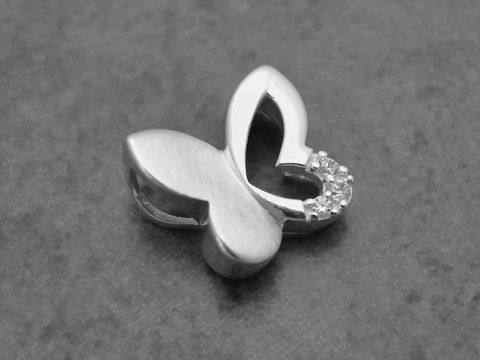 Schmetterling Anhänger aus Sterling Silber mit Zirkonia in weiß, von Juwelier Harnisch, ideal für Tierliebhaber.