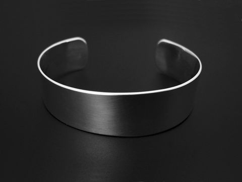 Silber Armreifen - 17 cm - edel, Hersteller: Juwelier Harnisch, moderner, minimalistischer Armreifen aus gebürstetem Silber mit glänzenden Kanten auf schwarzem Hintergrund.