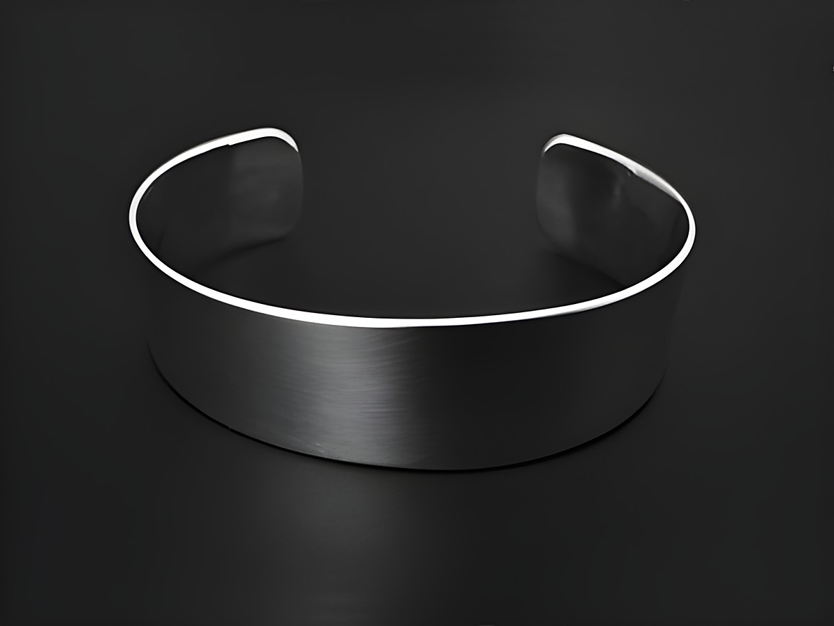 Silber Armreifen - 17 cm - edel, Hersteller: Juwelier Harnisch, moderner, minimalistischer Armreifen aus gebürstetem Silber mit glänzenden Kanten auf schwarzem Hintergrund.