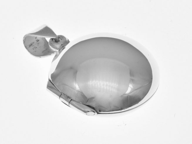 Medaillon in rundem Design aus poliertem Sterling Silber, Hersteller Juwelier Harnisch, ideal zum Aufbewahren von Erinnerungen oder Bildern, stilvolles Accessoire für jeden Anlass.