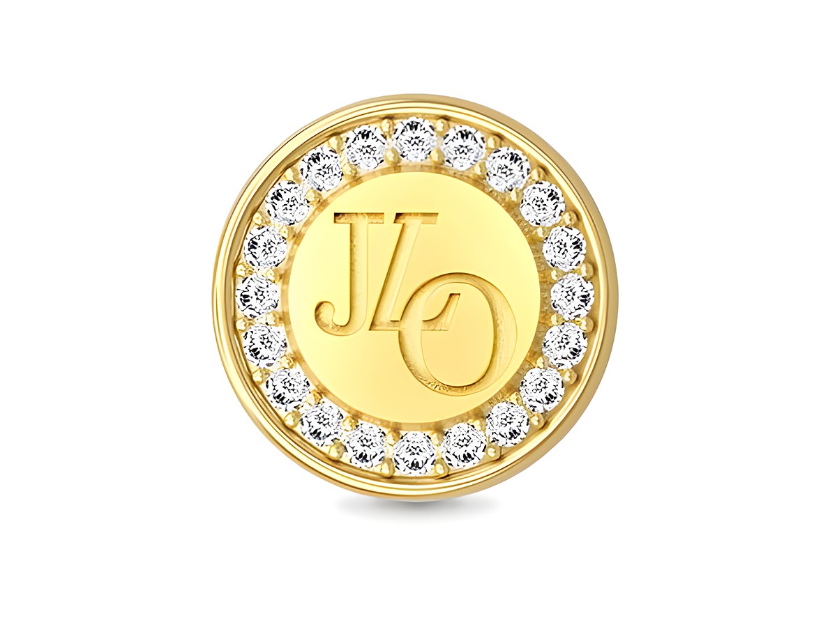 Goldfarbener Charm von JLO mit glänzendem, eingefasstem Logo und funkelnden Zirkoniasteinen am Rand, hergestellt von Endless Charm in Silber vergoldet.