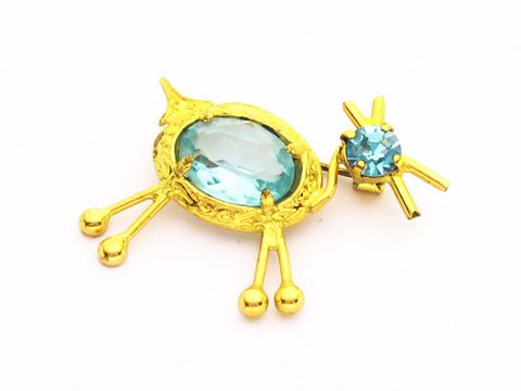 Strass Brosche in Form eines Tiers, blau und gefasst, mit goldfarbener Umrandung; neu, Hersteller Juwelier Harnisch. Schöne Akzentuierung für jedes Outfit.