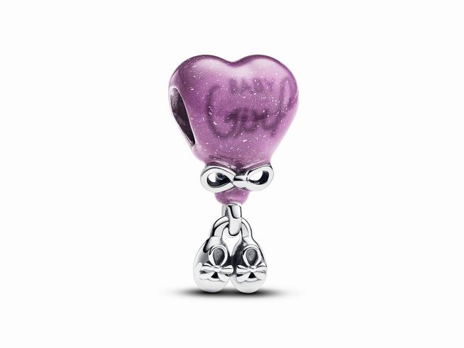 Charm von Pandora in Herzform mit lila Emaille, auf dem das Wort "Girl" eingraviert ist, ergänzt durch eine silberne Schleife und zwei kleine Anhänger, ideal für Gender Reveal Anlässe.