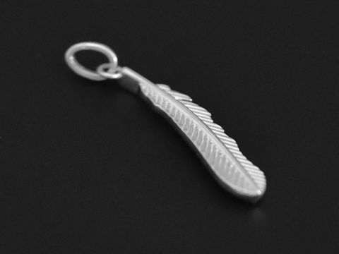 Silber Anhänger in Form einer Feder, fabelhaft gestaltet und rhodiniert, von Juwelier Harnisch, ideal für diverse Motive und als elegantes Accessoire.