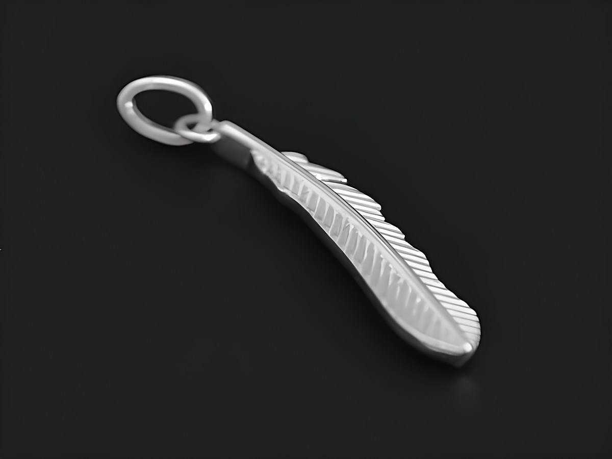 Silber Anhänger in Form einer Feder, fabelhaft gestaltet und rhodiniert, von Juwelier Harnisch, ideal für diverse Motive und als elegantes Accessoire.