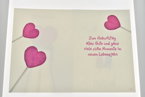 Geburtstagskarte mit pinken Herzlollis in Flasche, dekorativ angeordnet. Auf der Innenseite der Karte steht der Text zum Geburtstag: alles Gute und viele süße Momente im neuen Lebensjahr.