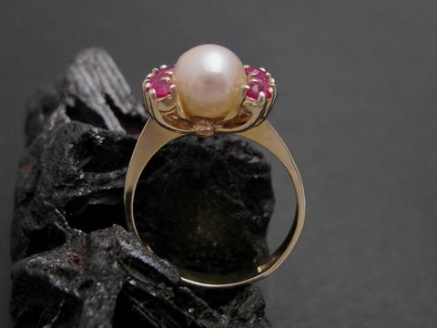 Gold Perlen Ring edel Gr. 53,5 6,9 mm Zuchtperle mit synthetischem Rubin Gold 333 Juwelier Harnisch bis Gr. 54 17,5 auf schwarzem Untergrund.