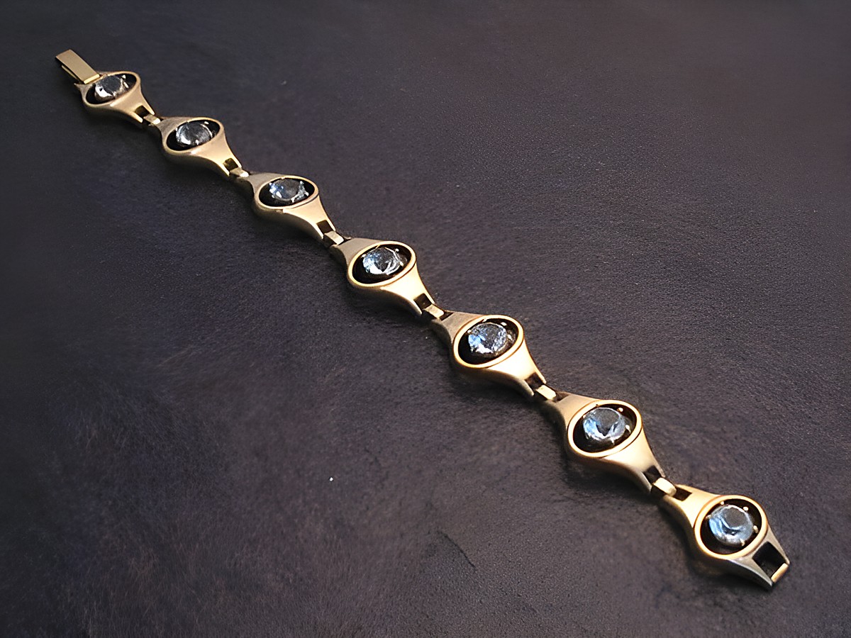 Silberarmband vergoldet mit modernem Design, 19 cm lang, verziert mit Bergkristallen, Hersteller Juwelier Harnisch. Ideal für elegante Anlässe.
