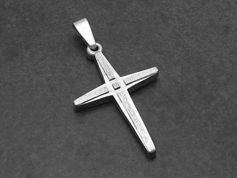 Silbernes Jesuskreuz als Kreuz Anhänger mit feinen Mustern, hergestellt von Juwelier Harnisch, ideal für die Kirche oder als Schmuckstück.