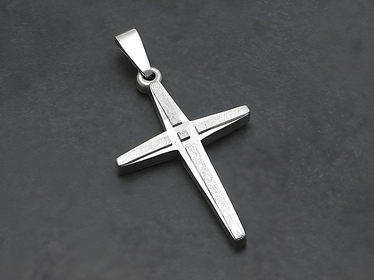 Silbernes Jesuskreuz als Kreuz Anhänger mit feinen Mustern, hergestellt von Juwelier Harnisch, ideal für die Kirche oder als Schmuckstück.