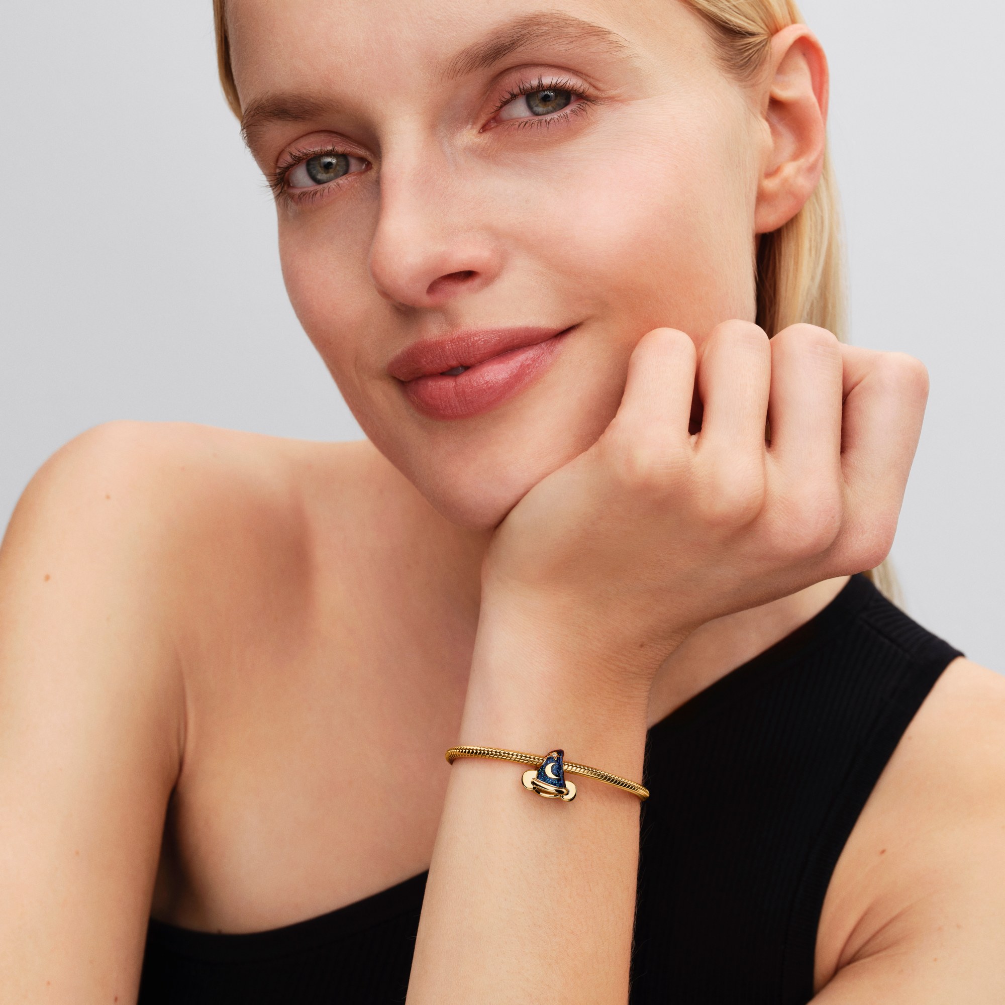 Pandora Disney Micky Maus Zauberhut Charm - Vergoldung - Emaille + Lab-Grown Diamant – Ansicht 4