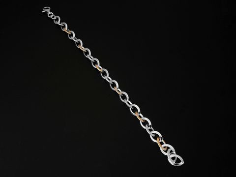 Armband Weitanker in Silber bicolor mit rosé vergoldeten mattierten Elementen, 19 cm lang, hergestellt von Juwelier Harnisch, ohne Stein.