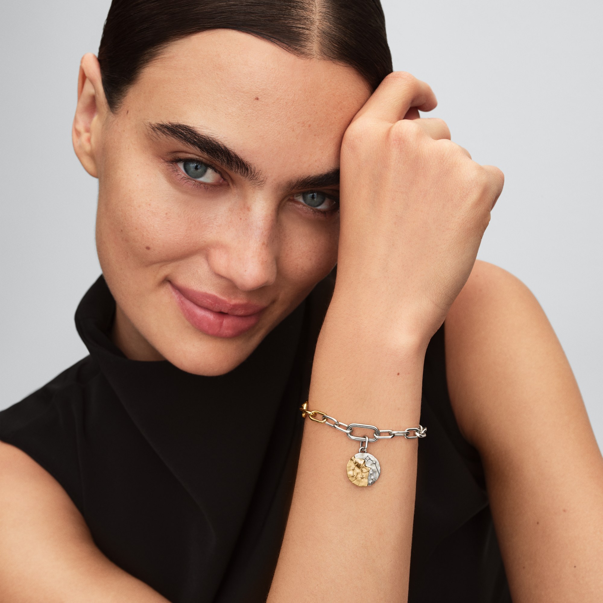 Pandora ME - Sternzeichen Wassermann - Charm - Sterling Silber & Gelbgold Vergoldung - 16 mm – Ansicht 4