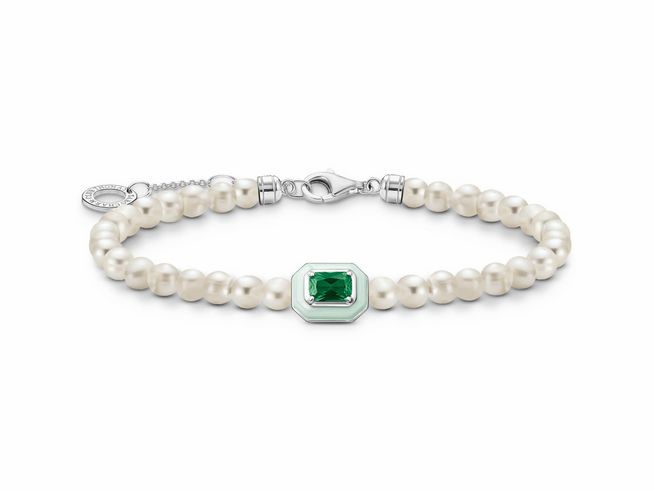 Silbernes Armband von Thomas Sabo mit Süßwasserzuchtperlen und einem grünen Oktagon, Länge zwischen 16 und 19 cm, stilvolle Kombination aus Eleganz und Modernität.