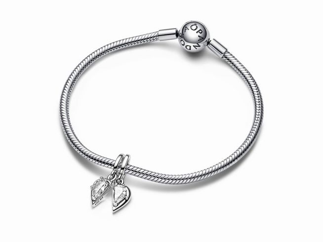 Sterling Silber Armband mit zwei charms in Form von Herzen, hergestellt von Pandora, Modell 792643C01, Teilbarer Mutter und Tochter Charm-Anhänger, ideal für besondere Momente.