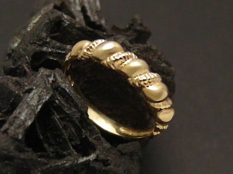 Ein phantasievoller Goldring aus 333er Gold in Größe 52, gefertigt vom Juwelier Harnisch. Der Ring zeigt eine kunstvolle, geschwungene Form mit feinen Details.