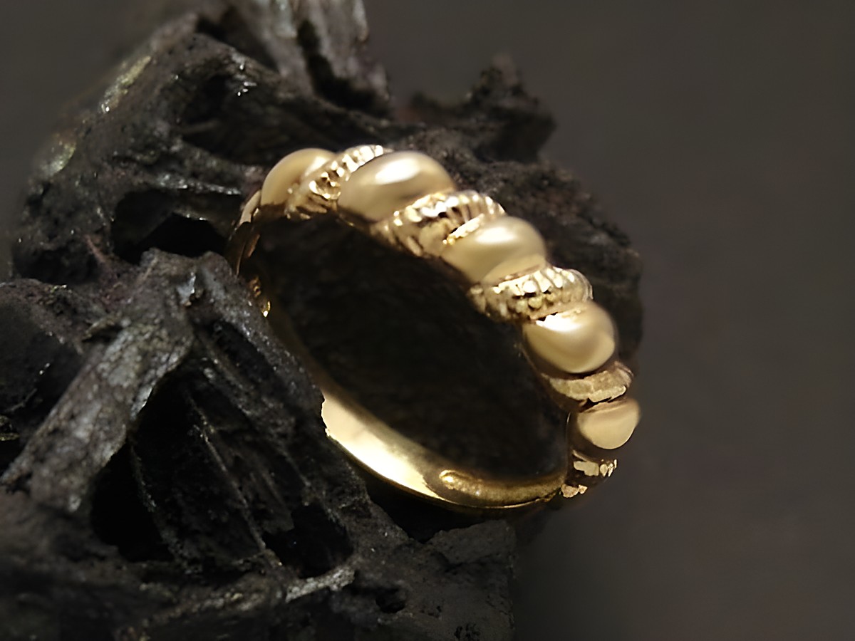 Ein phantasievoller Goldring aus 333er Gold in Größe 52, gefertigt vom Juwelier Harnisch. Der Ring zeigt eine kunstvolle, geschwungene Form mit feinen Details.
