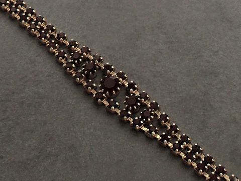Strass Armband in granatrot mit goldfarbener Fassung, Größe 19-21,5 cm, elegant gestaltet, Hersteller Juwelier Harnisch, ideal für festliche Anlässe oder als modisches Accessoire.