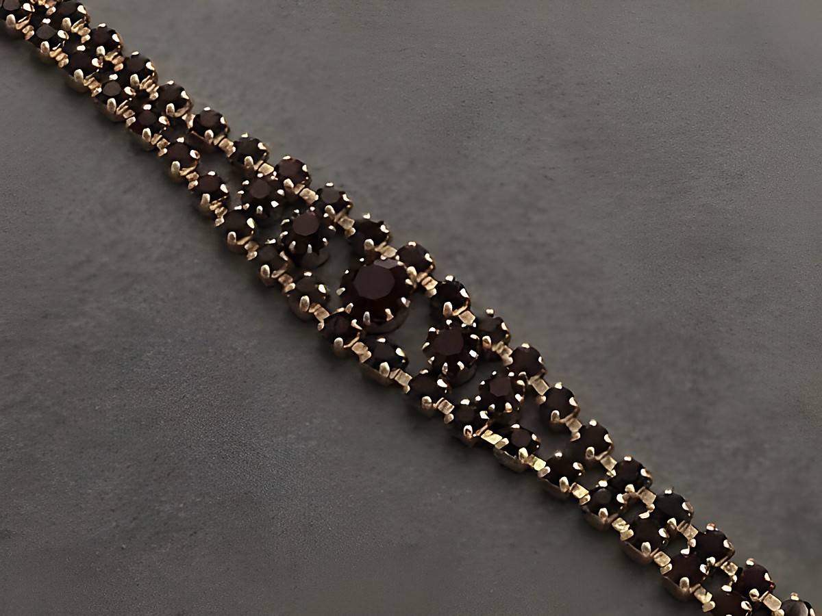 Strass Armband in granatrot mit goldfarbener Fassung, Größe 19-21,5 cm, elegant gestaltet, Hersteller Juwelier Harnisch, ideal für festliche Anlässe oder als modisches Accessoire.