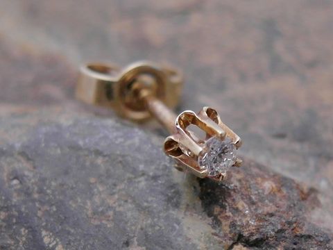 Ein einzelner unisex Ohrstecker aus Gold 585 im vintage Look, besetzt mit einem Brillant, gefertigt von Juwelier Harnisch. Der Ohrstecker hat eine filigrane Krappenfassung.