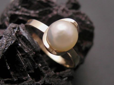 Eleganter Goldring mit Zuchtperle von 6,2 mm in Gold 333, Größe 52. Hersteller Juwelier Harnisch, ideal für stilvolle Anlässe.