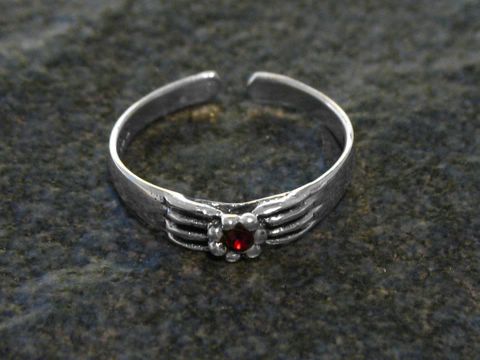 Blüten Zehenring aus Sterling Silber in dunkelrot mit einem zentralen Edelstein, gefertigt von Juwelier Harnisch, ideal für modische Akzente.