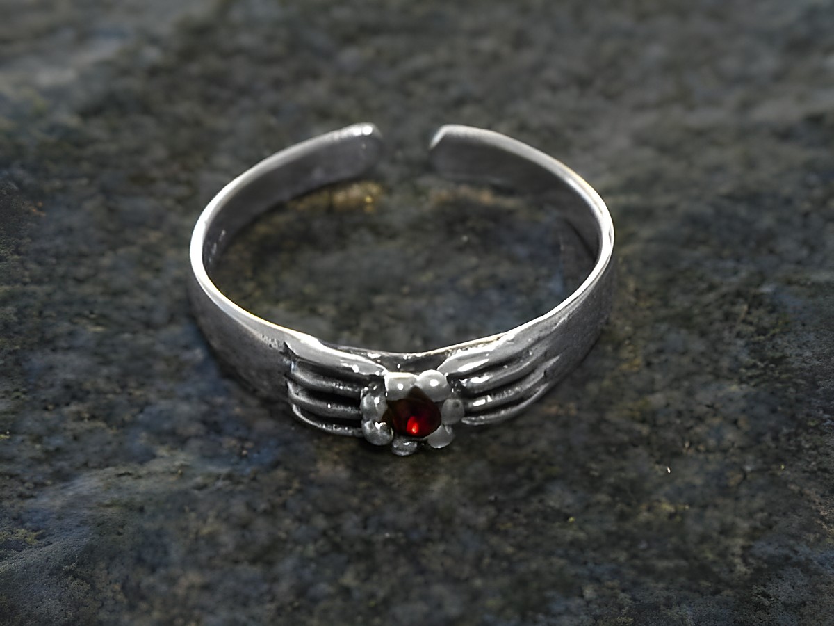 Blüten Zehenring aus Sterling Silber in dunkelrot mit einem zentralen Edelstein, gefertigt von Juwelier Harnisch, ideal für modische Akzente.