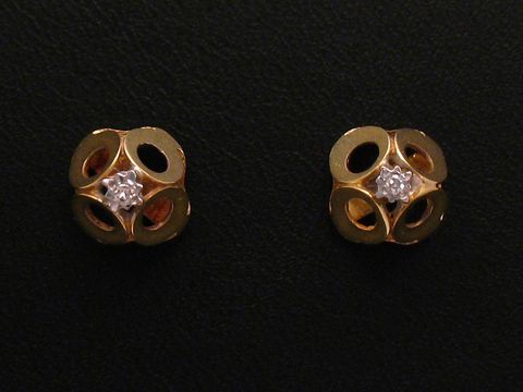 Ohrringe DESIGN aus Gold 585 mit einem Diamanten von 0,02 ct W/P, hergestellt von Juwelier Harnisch, Brillant und Diamant, elegant gestaltet mit besonderem Muster und einem funkelnden Stein.