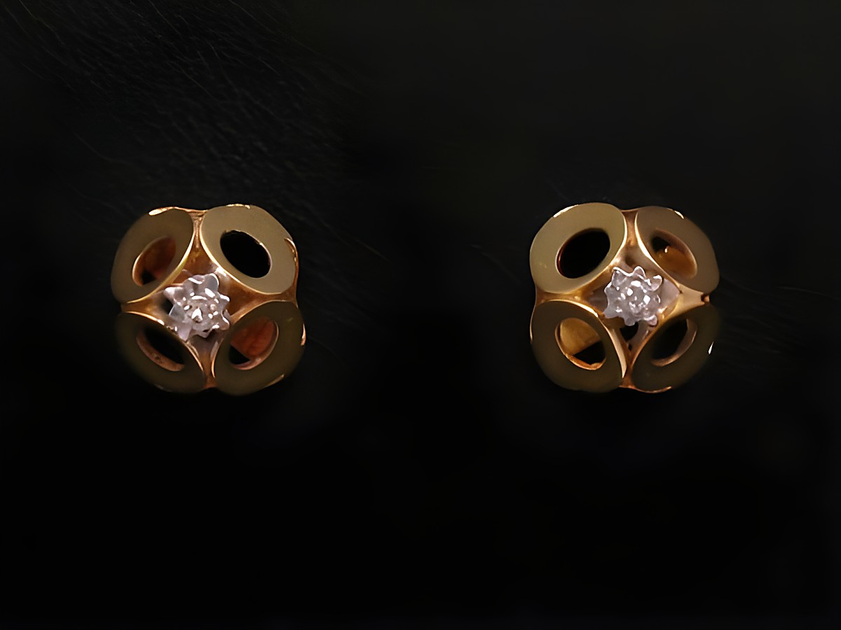 Ohrringe DESIGN aus Gold 585 mit einem Diamanten von 0,02 ct W/P, hergestellt von Juwelier Harnisch, Brillant und Diamant, elegant gestaltet mit besonderem Muster und einem funkelnden Stein.