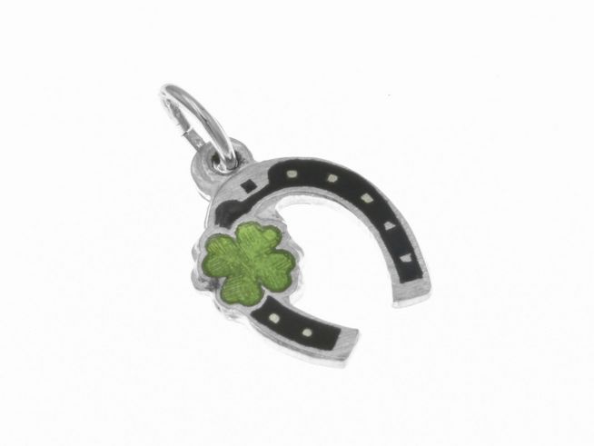 Ein Silberanhänger in Form eines Hufeisens mit einem grünen Kleeblatt und schwarzem Lack, poliert für zusätzlichen Glanz, hergestellt von Juwelier Harnisch als Glücksbringer.