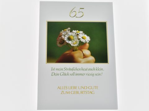 Geburtstagskarte mit der Aufschrift 65 und einer Abbildung eines kleinen Blumenstraußes in einer hand, mit dem Text Ist mein Sträußchen heut auch klein, Dein Glück soll immer riesig sein, und Alles Liebe und Gute zum Geburtstag.