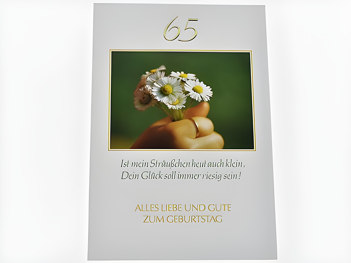 Geburtstagskarte mit der Aufschrift 65 und einer Abbildung eines kleinen Blumenstraußes in einer hand, mit dem Text Ist mein Sträußchen heut auch klein, Dein Glück soll immer riesig sein, und Alles Liebe und Gute zum Geburtstag.
